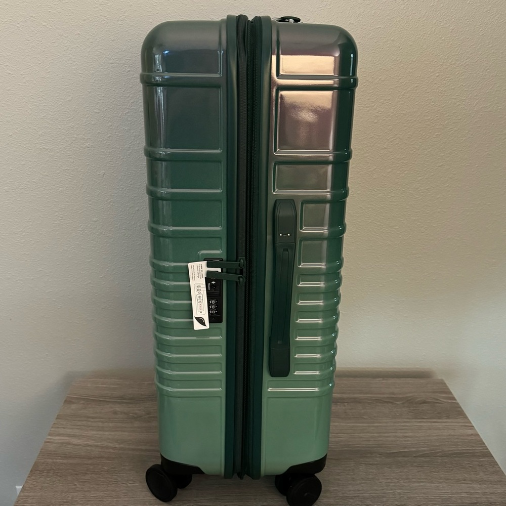 Wicked Carry-On Roller in Wicked Green nwt - Picture 3 of 4